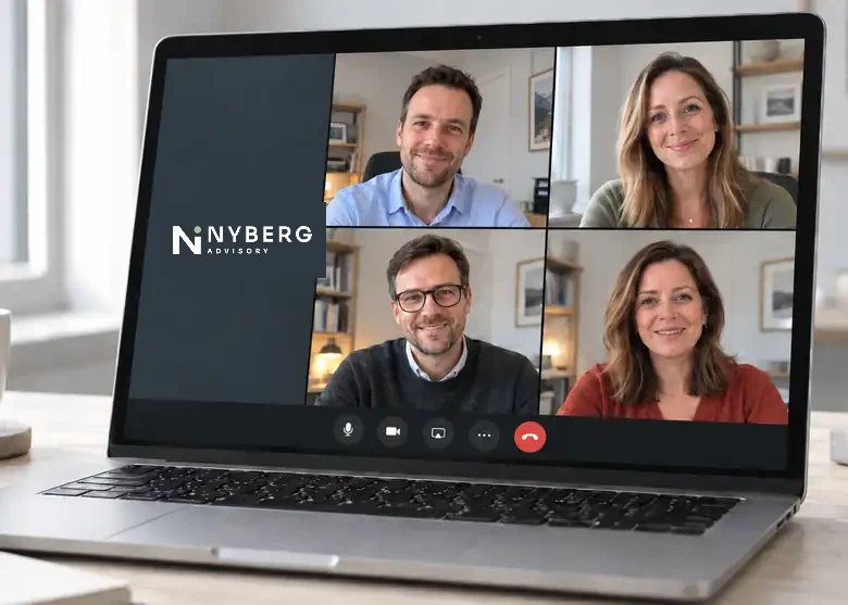 Bærbar computer med et onlinemøde, hvor fire personer deltager i et NYBERG-møde om arbejdsliv og AI